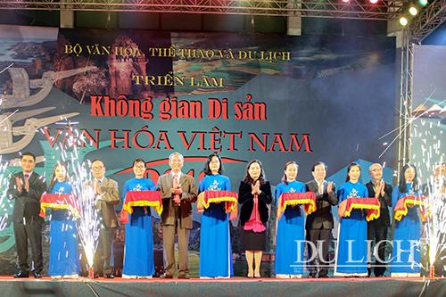 Thứ trưởng Bộ VHTTDL Trịnh Thị Thủy, Phó Tổng cục trưởng Tổng cục Du lịch Hà Văn Siêu và các đại biểu cắt băng khai mạc triển lãm